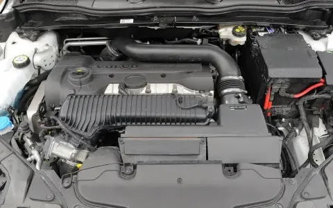 Silnik Volvo V40, który często pojawia się w pozytywnych volvo v40 opinie. Czysty i zadbany, gotowy do dalszej jazdy.