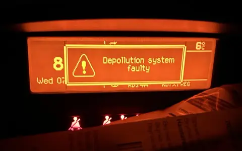 Peugeot 307: komunikat "Depollution system faulty" (usterka układu oczyszczania spalin) na wyświetlaczu.