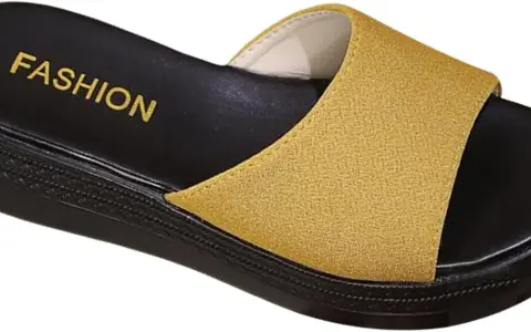 Sandalia negra con tira dorada y la palabra "FASHION". Suela gruesa y texturizada.