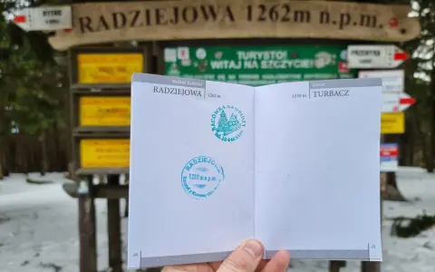 Na szczycie Radziejowej (1262 m n.p.m.) w Beskidzie Sądeckim, z pieczątką potwierdzającą zdobycie Korony Gór Polski.