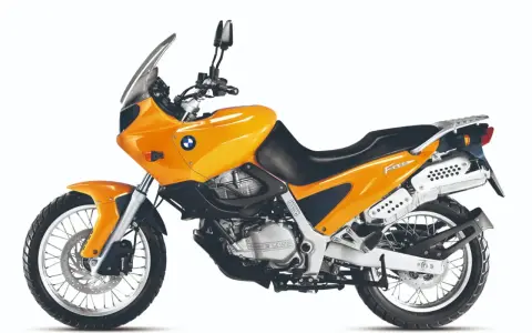 Pomarańczowy motocykl BMW F 650. Sprawdź dane techniczne tego wszechstronnego enduro.