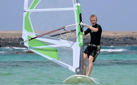 Fuerteventura windsurfing: Gdzie pływać? Kompletny przewodnik