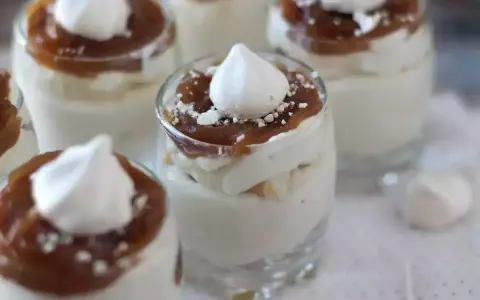 Små glas med krämig dessert, perfekt att baka med mascarpone. Toppad med kolasås och maräng.