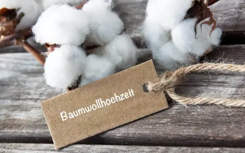 Baumwollhochzeit: Zwei Jahre Ehe, so zart und rein wie Baumwolle. Ein Tag, der die Bedeutung von Liebe und Verbundenheit feiert.