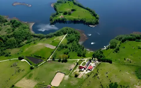 Malownicza wyspa z domkiem, idealne miejsce na camping inter nos. Wokół jezioro, lasy i zielone pola.