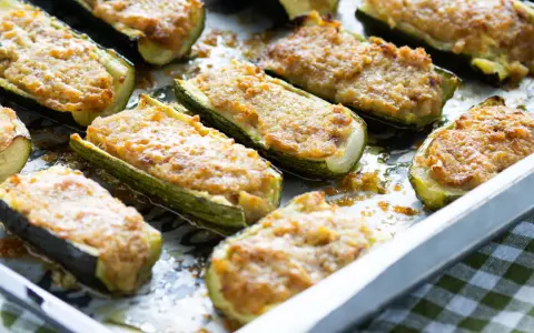 Zucchine ripiene tonno, un classico della ricetta della nonna, appena sfornate e pronte per essere gustate.