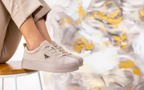 Idealne buty do kulotów? Beżowe sneakersy na grubej podeszwie, które dodadzą stylu każdej stylizacji.