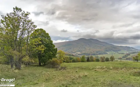 Jesienne Bieszczady, chmury nad górami. Co robić w Bieszczadach, gdy pada? Podziwiać widoki, szukać schronienia w karczmie.
