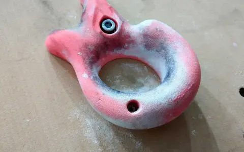 Chwyt wspinaczkowy pokryty magnezją. Czy magnezja jest szkodliwa? Nie dla wspinacza, pomaga utrzymać pewny chwyt.