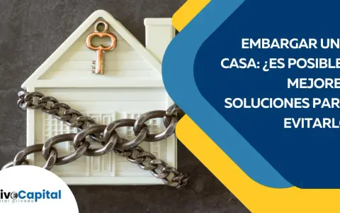 Casa encadenada con llave, sugiriendo que si te embargan la casa, pueden vivir en ella. Soluciones para evitarlo.