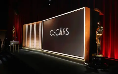 Escenario de los Oscars con estatuillas doradas y el logo. ¡Ya falta poco para cuando son los Oscars 2026!