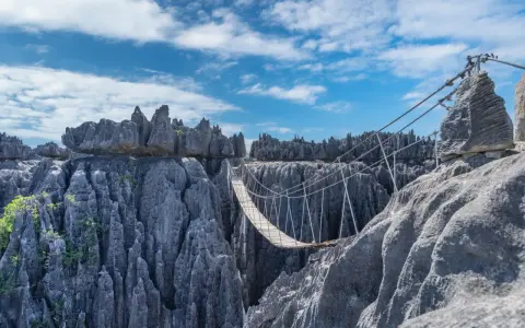 Most skalnych iglic Tsingy de Bemaraha, z wiszącym mostem nad przepaścią.