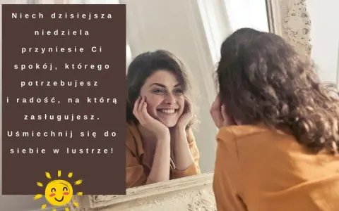 Uśmiechnięta kobieta patrzy w lustro, na tle cytat o niedzieli i słońcu.