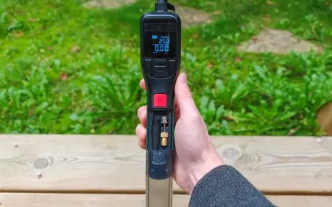 Main Bosch EasyPump et UniversalPump 18V, avec écran et accessoires.