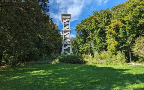 Der Aussichtsturm Ebersberg ragt majestätisch zwischen grünen Bäumen empor. Eine Wendeltreppe führt zur Spitze, von wo aus man eine herrliche Aussicht genießen kann.