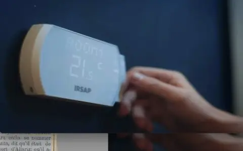 Termostato IRSAP muestra 21.5°C. Entender la diferencia entre termostato y cronotermostato es clave para tu confort.