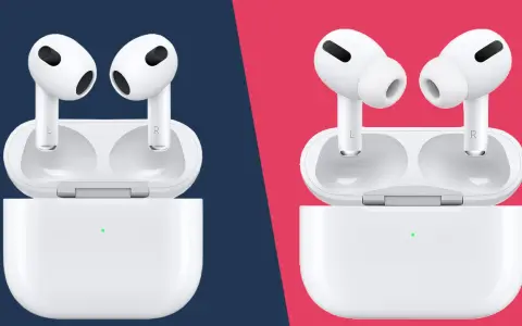 Zwei weiße Apple AirPods (3. Gen. links, Pro rechts) in ihren geöffneten Ladecases, geteilt durch einen Farbverlauf.
