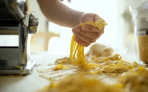 Jak zrobić domowy makaron? Prosty przepis i sekrety idealnego ciasta