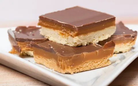 Carrés de shortbread millionnaire au caramel beurre salé, recouverts de chocolat noir. Un délice gourmand.