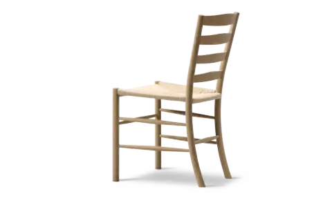 En hög, ljus trästol med flätad sits, inspirerad av Kaare Klints tidlösa design.