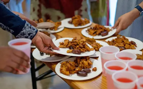 Beim Zuckerfest werden Teller mit frittierten Köstlichkeiten und Datteln gereicht.