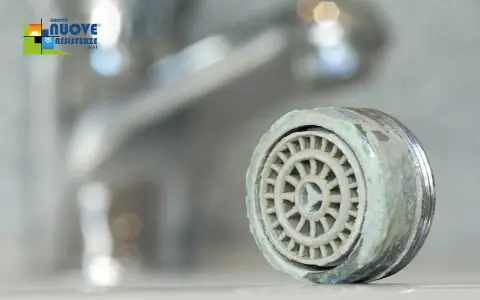 Aeratore del rubinetto incrostato di calcare, un problema comune che può influire anche sulla caldaia.