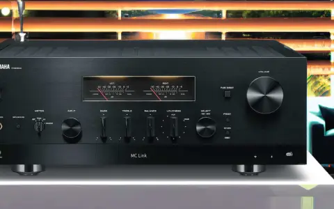 Test Yamaha R-N2000A: elegancki wzmacniacz z analogowymi wskaźnikami VU i pokrętłami do regulacji dźwięku.