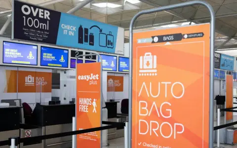 Lotnisko EasyJet: tablice informacyjne o limitach płynów i automatycznym nadawaniu bagażu. Znajdź swoje easyjet miejsca w samolocie.