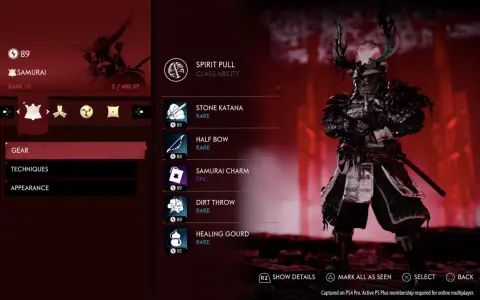 Menú de equipo de un samurái en Ghost of Tsushima. Se aprecian su katana, arco y un amuleto, listos para los duelos.