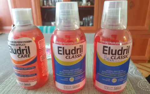 Trzy butelki płynu do płukania jamy ustnej Eludril: wersja Care, Classic i Classic z dopiskiem. Różne rodzaje Eludril do higieny jamy ustnej.