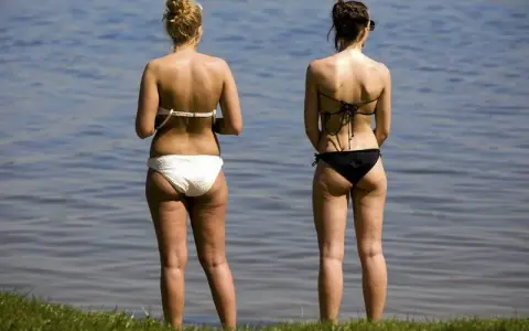 Jak ukryć cellulit na plaży? Skuteczne sposoby na pewność siebie