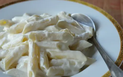 Makaron z serem jak w przedszkolu: Odtwórz smak dzieciństwa!
