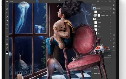 Niña sirena abraza oso de peluche en un sillón, con medusas y un paisaje urbano a través de la ventana. Edición en **Photoshop** en **iPad**.