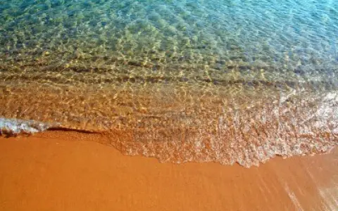 Czysta woda i złoty piasek na plaży. Idealna bułgaria pogoda we wrześniu na relaks.