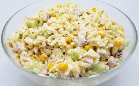 Sałatka z makaronem orzo: Przepisy, triki i jak uniknąć wpadek!