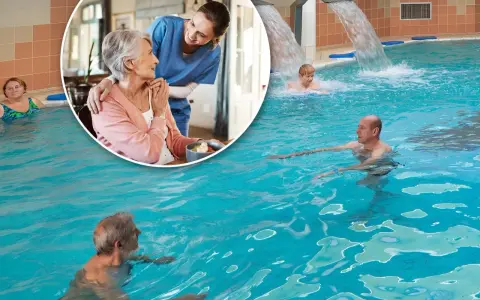 Rehabilitacja w basenie, gdzie dowiesz się, ile kosztuje pobyt w sanatorium na NFZ. Seniorzy korzystają z wodnych atrakcji.