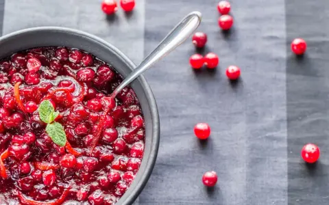 Domowy konfitura z żurawiny przepis. Aromatyczna, z pomarańczą i miętą, gotowa do podania.