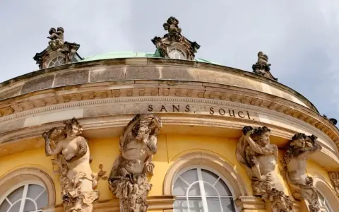 Sanssouci Palast in Potsdam: Was kann man in Potsdam machen? Statuen und Architektur bestaunen.