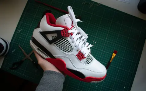 Biało-czerwone buty sportowe, podobne do tych, które można znaleźć na Zalando. Czy na Zalando są oryginalne buty?