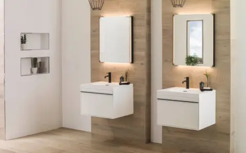 Modernos lavabos blancos flotantes con grifería negra, espejos iluminados y detalles en madera. ¡Ideas para baños elegantes!