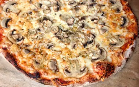 Pyszna pizza z pieczarkami i ciągnącym serem. Idealna na wspólne spotkanie, bo ile piec pizze, tyle radości!