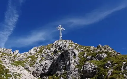 Czy krzyż na Giewoncie jest oświetlony tylko w wyjątkowe dni?