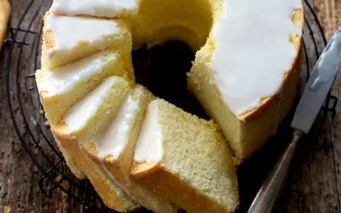 Delizioso chiffon cake al limone glassato, pronto per essere gustato.