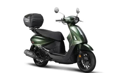 Scooter verde metallizzato con bauletto posteriore, un modello di scooter particolari con un design moderno.