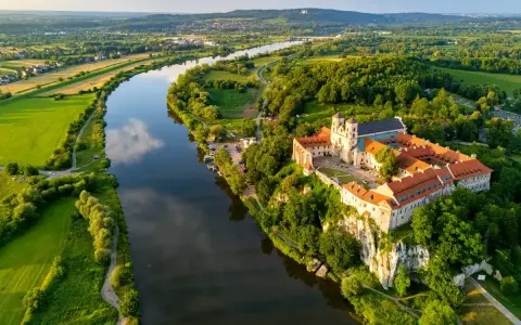 Malowniczy widok na Wisłę i opactwo na skale. Idealne miejsce na wycieczkę kraków rowerem.