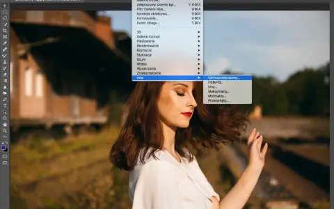 W Photoshopie, w menu Filtr, pod "Inne" znajduje się opcja "Górnoprzepustowy". Dane EXIF są ukryte.