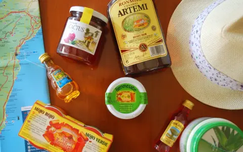 Co można przywieźć z Teneryfy? Miodowy rum, dżem z kaktusa, sosy mojo i lokalne słodycze. Idealne pamiątki!