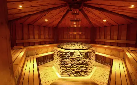 Gemütliche Sauna mit Steinofen und Holzbänken in der Therme Herford. Entspannung pur in rustikalem Ambiente.