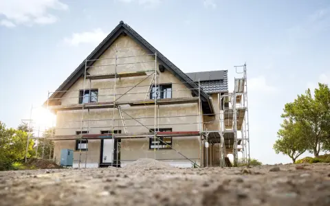 Ile kosztuje budowa domu w stanie surowym robocizna – uniknij wysokich wydatków