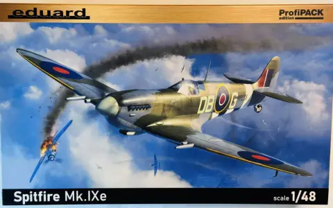 Ein Spitfire Flugzeug im Kampf, mit einem anderen Flugzeug im Hintergrund, das brennt. Eduard ProfiPACK Edition.